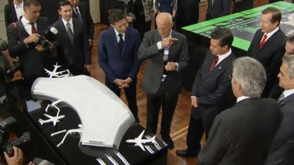 En la presentación del proyecto estuvieron presentes, además del Presidente Enrique Peña Nieto, Miguel Ángel Mancera, jefe de Gobierno del DF; Gerardo Ruiz Esparza, seretario de Comunicaciones y los arquitectos Norman Foster y Fernando Romero, ganadores d