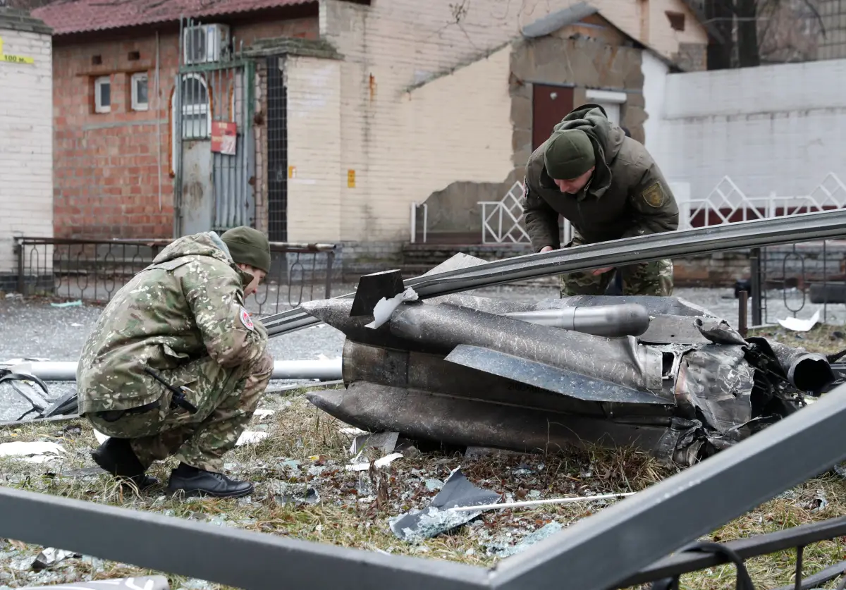 Policías inspeccionan los restos de un misil en Kiev, Ucrania. 
