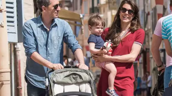 A unos días de haberse esparcido la noticia sobre su ruptura, la pareja fue captada en las calles de Saint-Tropez junto con su hijo Raphaël.