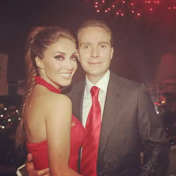 La actriz acompañó a su futuro esposo la noche del 15 de septienbre. Lució un brillante vestido rojo y optó por un peinado muy mexicano para la ocasión.