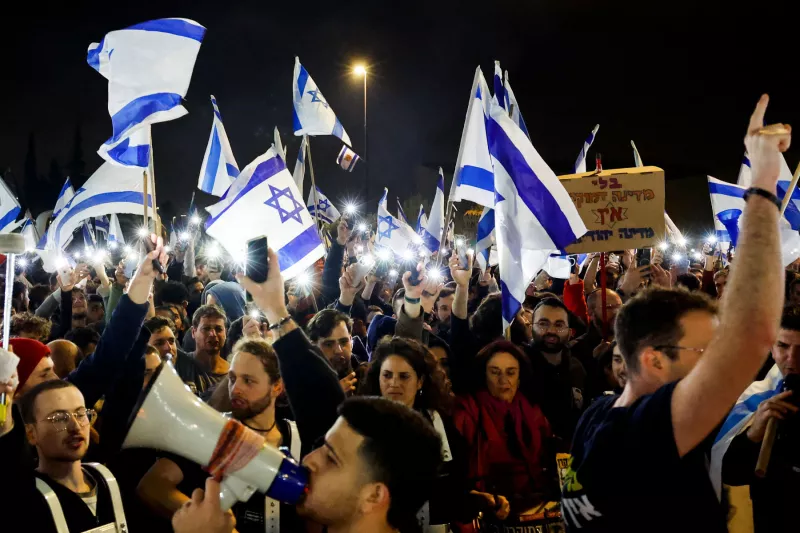 La gente asiste a una manifestación después de que el primer ministro israelí Benjamin Netanyahu despidiera al ministro de defensa y su gobierno de coalición nacionalista sigue presionando con su revisión judicial, en Jerusalén, el 27 de marzo de 2023.