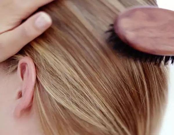 Trata de cepillar tu pelo con un cepillo de cerdas naturales por lo menos tres veces al día.