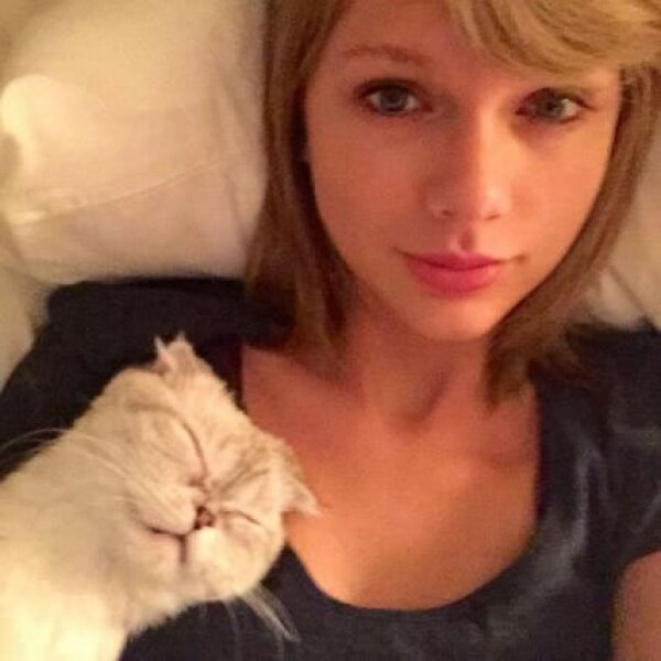 TAYLOR SWIFT.