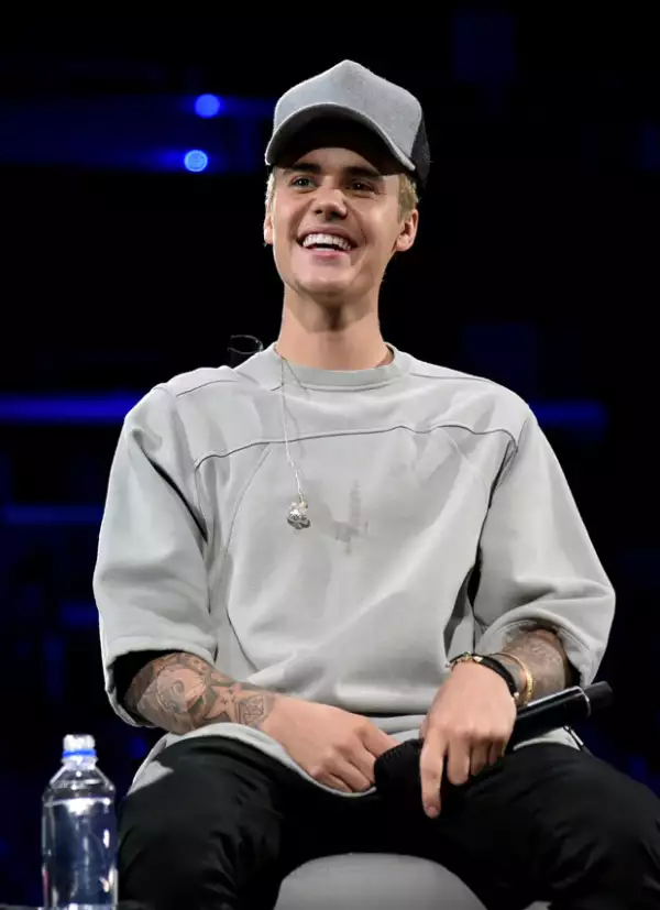 El cantante trató de que los camarógrafos no grabaran a la mujer en el piso.