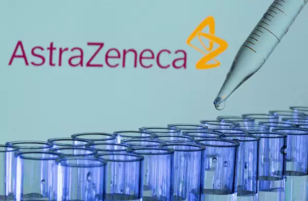 Los tubos de ensayo se ven frente a un logotipo de AstraZeneca mostrado en esta ilustración tomada el 21 de mayo de 2021.