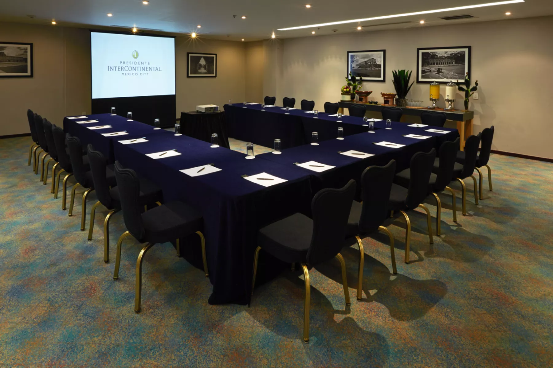 Sala de reuniones en Hotel Presidente InterContinental de México, en un evento corporativo.