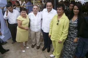 La colocación de la primera piedra del centro que hace homenaje a Juan Gabriel.
