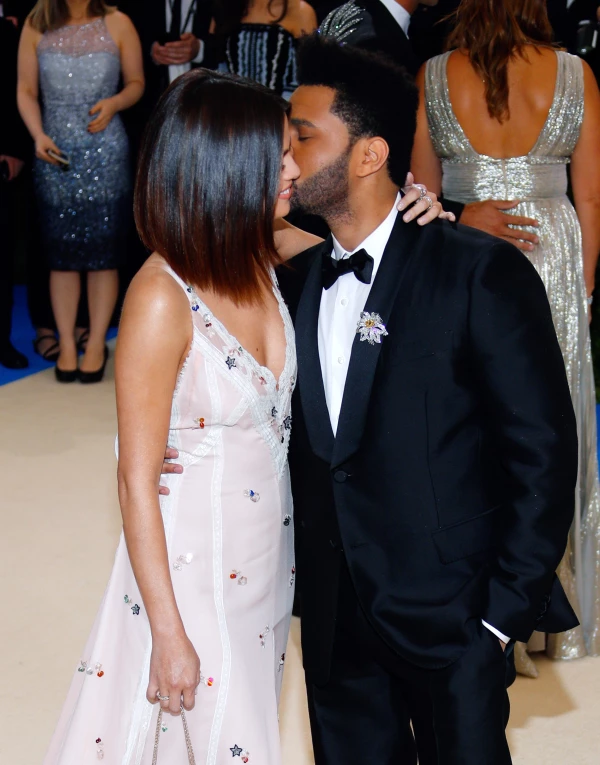 Selena Gomez y Abel en la met gala 2