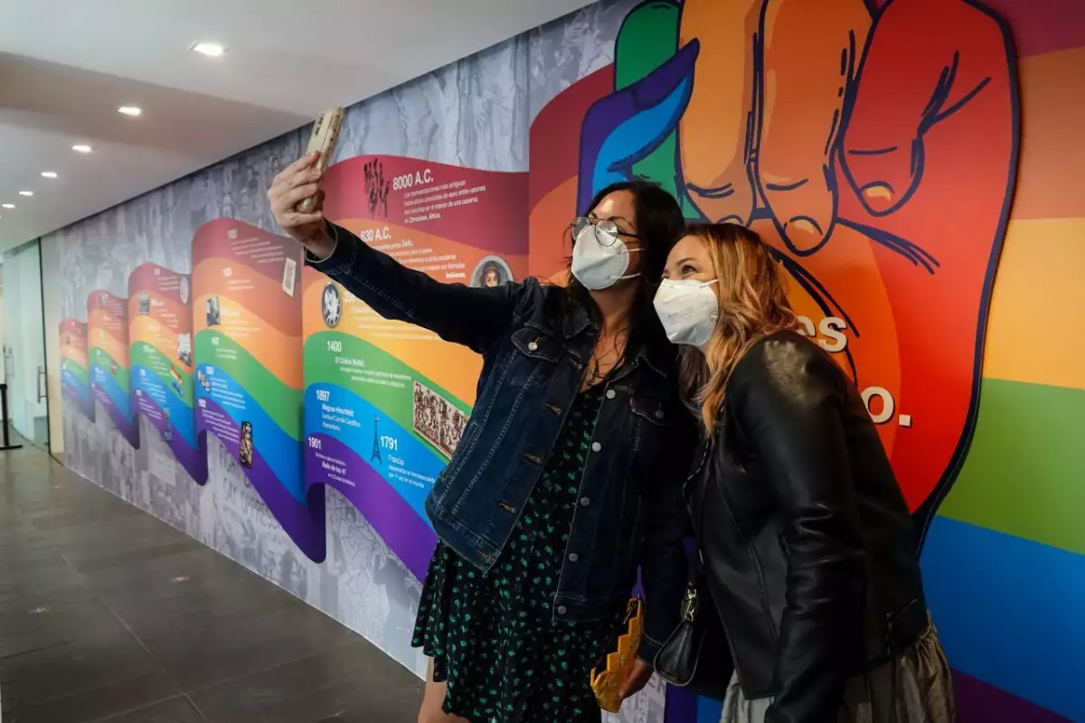 Integrantes de la comunidad LGBTTTIQA+ acudieron a la inauguración de la exposición "LGBT más allá del arcorís" en el museo Memoria y Tolerancia.