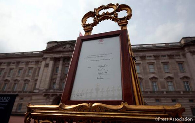 Así es como luce el documento oficial a las puertas del Palacio de Kensington.