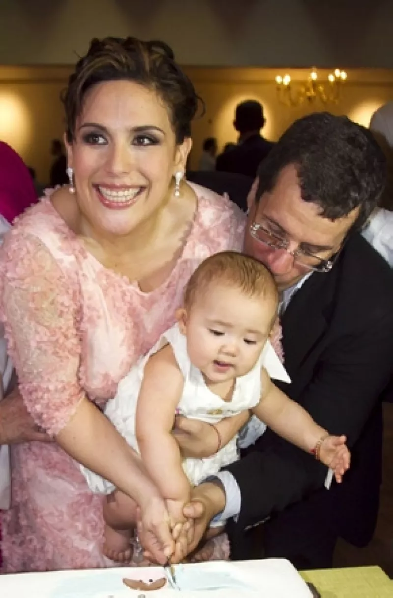 La actriz y comediante contó a la revista "People en Español" que tiene tres meses de embarazo. Comparte la alegría con su esposo Otto Padrón y con Angélica, su pequeñita de 20 meses.