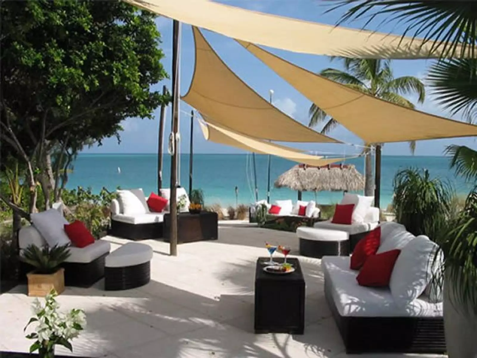 Si te casas en un jardín o un salón con suficiente espacio, una gran idea es poner una zona de lounge para recibir a tus invitados con un coctel de bienvenida. Ya después pueden pasar a la recepción.