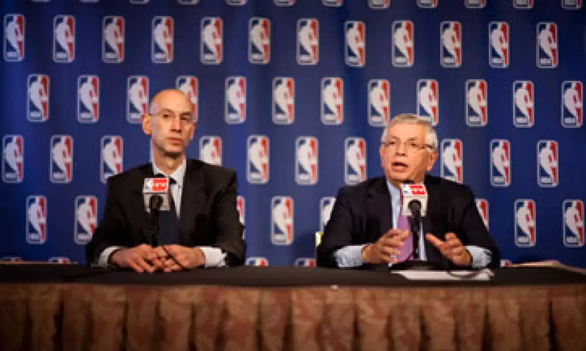 Stern (der) y el subcomisionado Adam Silver anunciaron la ratificación durante una conferencia de prensa, lo que puso fin a casi dos años de negociaciones complicadas. (Foto: AP)
