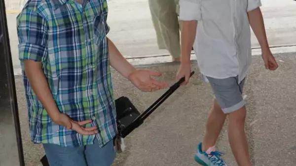 Luciendo cada vez más grandes, Valentino y Matteo captaron las miradas en su paso por el aeropuerto de Puerto Rico, en donde disfrutaron con su famoso papá de unas vacaciones.