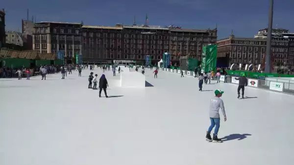 En patines.