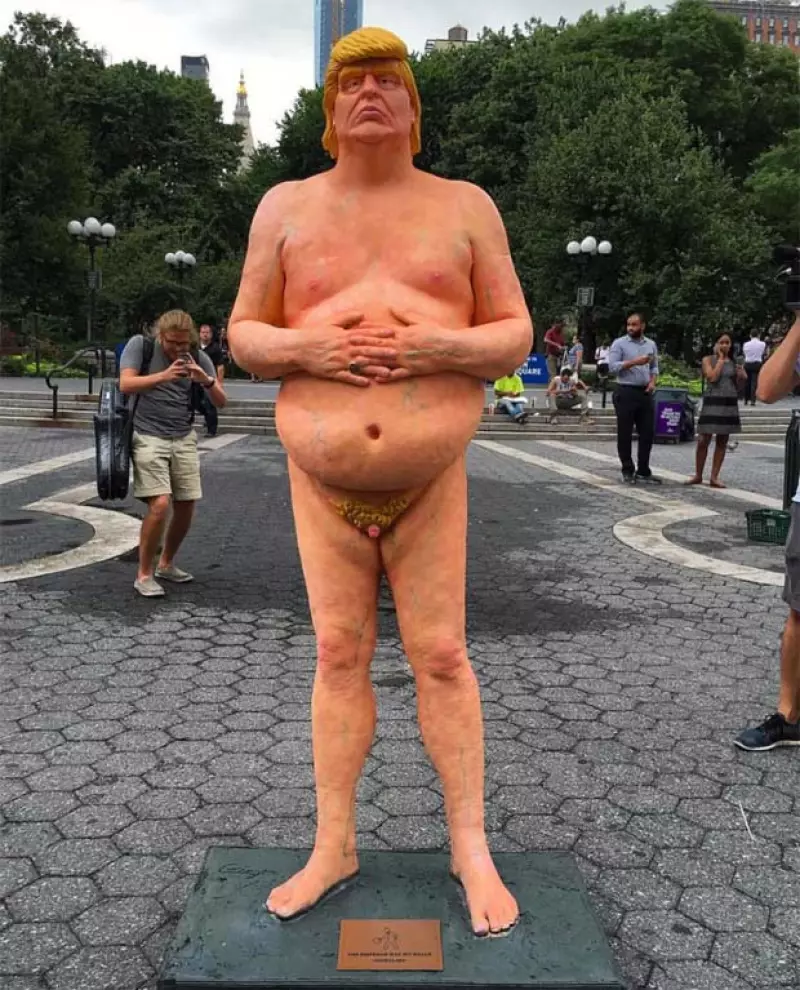 Después de que el grupo anarquista INDECLINE pusiera estatuas de Trump desnudo en varias ciudades de Estados Unidos, NY fue la primera en prohibirlas.
