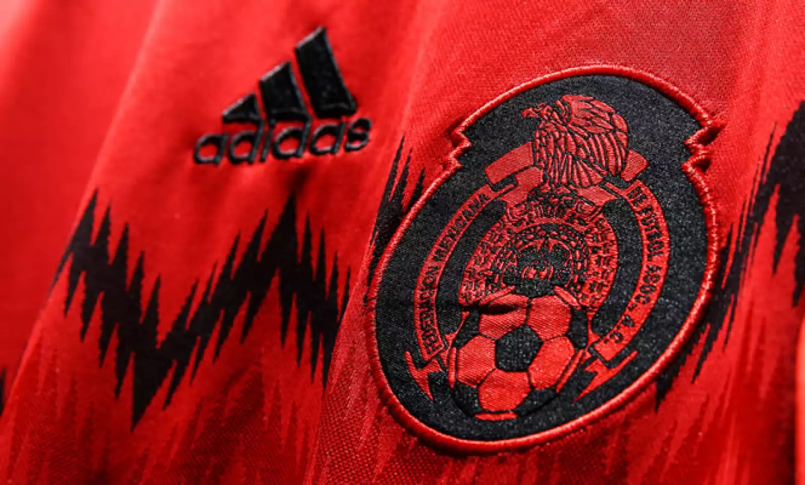 La Federación Mexicana de Futbol aseguró que la vestimenta reinterpreta “jerseys clásicos del equipo nacional en la historia de los mundiales. Desde el primero que fue utilizado en una Copa del Mundo, en Uruguay 1930, hasta Suecia 1958, el último mundial 