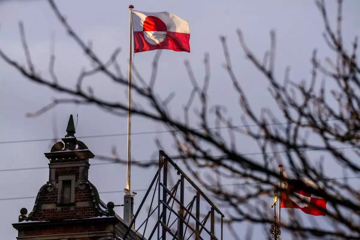 La bandera de Groenlandia (Erfalasorput) ondea en el techo del Castillo de Tivoli en Copenhague, el 8 de enero de 2026.