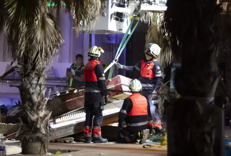 Los miembros del personal de emergencia trabajan después del colapso de un restaurante de dos pisos, matando a cuatro e hiriendo al menos a 17 personas en Playa de Palma, al sur de la capital de la isla mediterránea española, Palma de Mallorca, el 23 de mayo de 2024.