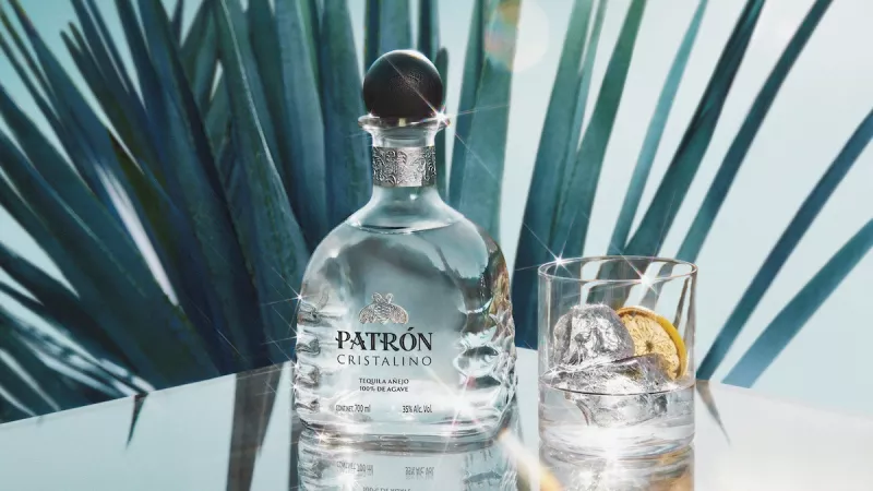 Imagen de la botella del nuevo Tequila Patrón Cristalino con un agave de fondo. 