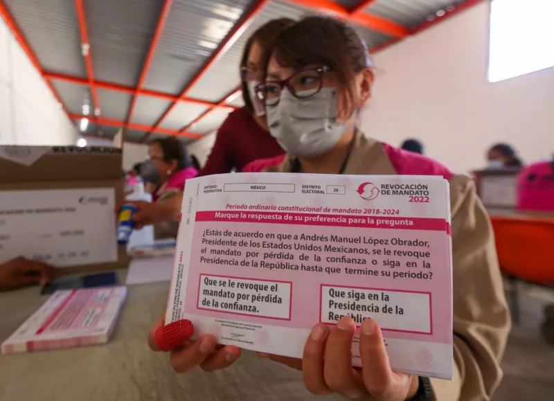 Las papeletas que serán utilizadas para la consulta de Revocación de Mandato el próximo 10 de abril llegaron  Toluca resguardadas por la Guardia Nacional.