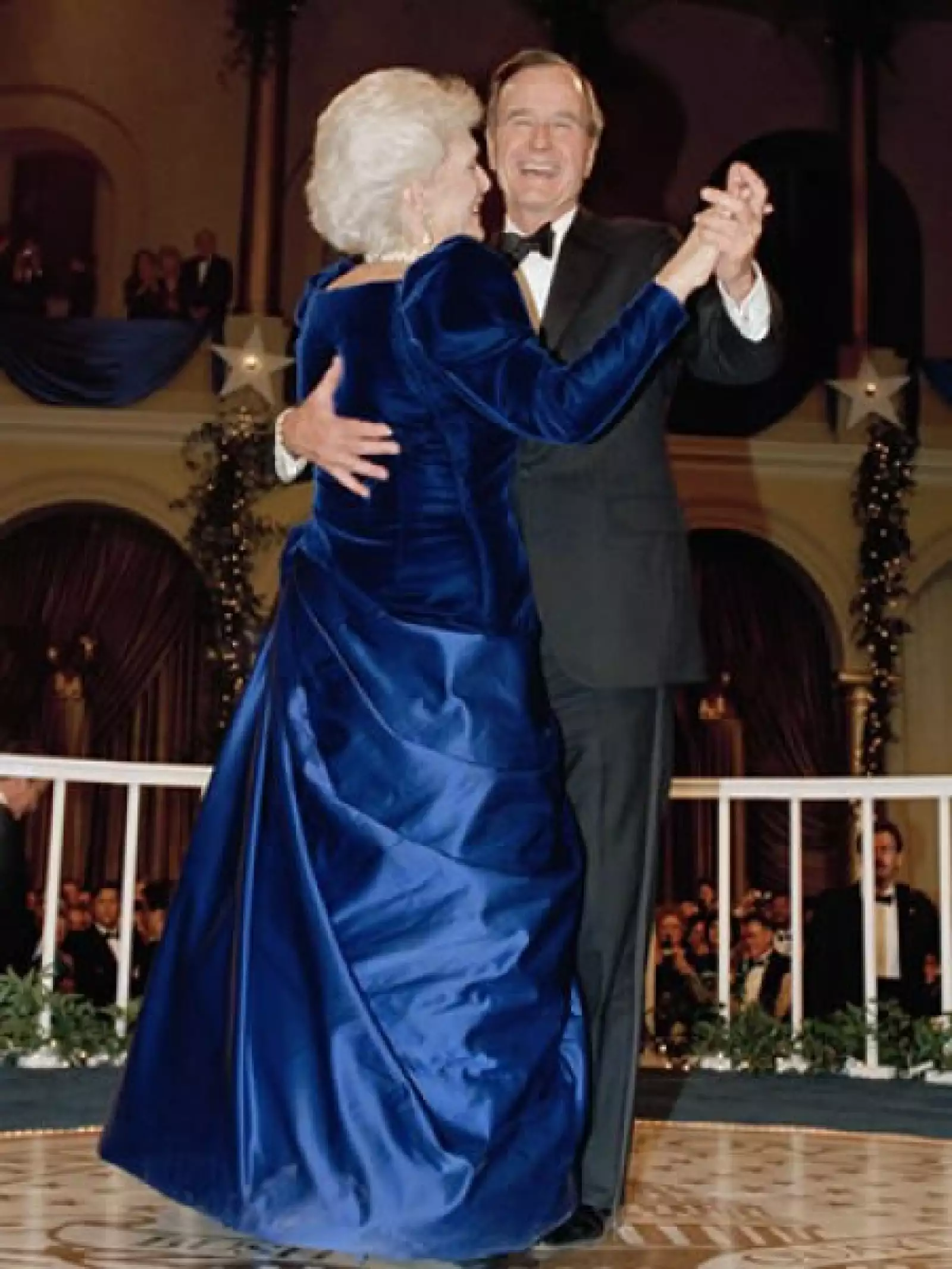 Barbara Bush, en el evento de 1989 donde George H. Bush se convirtió en presidente, llevó un vestido satinado de Arnold Scaasi, que complementó con el triple collar de perlas que convirtió en su "signature".
