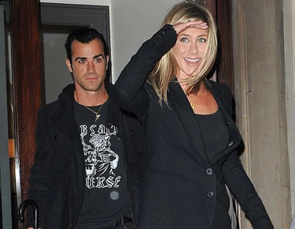 Jennifer Aniston fue captada por los paparazzi saliendo de un departamento en Manhattan donde presenció el lanzamiento de una línea de ropa.Ella estaba acompañada por su novio Justin Theroux.