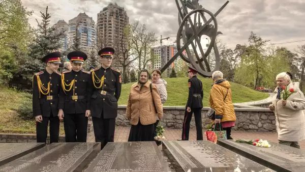 Cadetes ucranianos y otros visitan el monumento a las víctimas de Chernobyl el 26 de abril de 2023 en Kiev, Ucrania. El 26 de abril de 1986, un reactor de la central nuclear de Chernobyl, al noroeste de Kiev, explotó después de que una prueba de seguridad saliera mal, extendiendo la radiación a lo largo de miles de kilómetros cuadrados