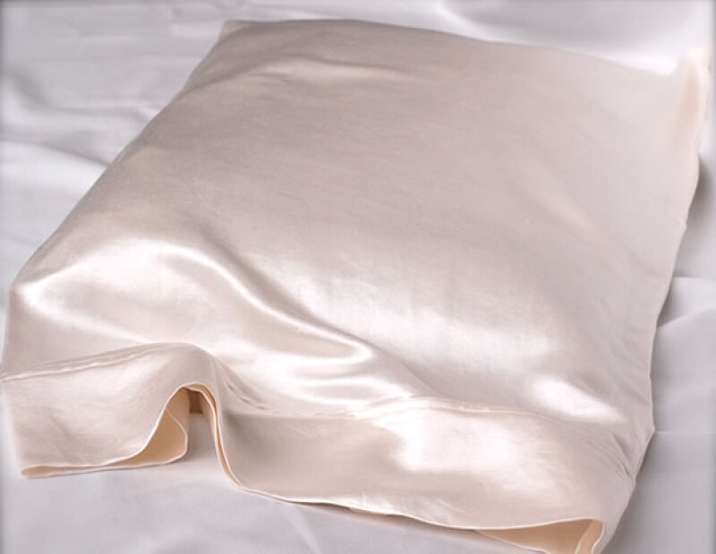 Cambia tus almohadas de algodón por almohadas de satén o seda para evitar arrugas y pelo partido.