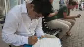 Hombre llenando una solicitud de empleo.