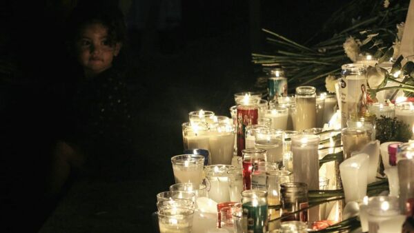 Con flores, velas y fotografías, mujeres rindieron homenaje a víctimas de feminicidio