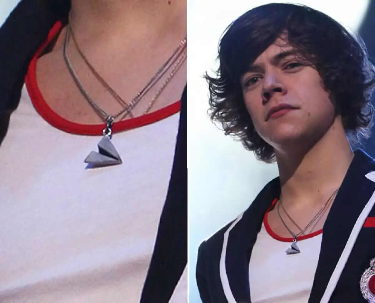 Por si les quedaba duda, aquí el collar en el cuello del cantante.