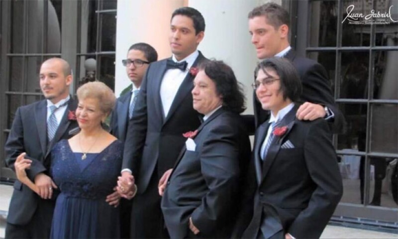 Por si ni lo sabías, Juan Gabriel tuvo 1 hijo biológico y 4 adoptados: Alberto Aguilera Jr., Iván Gabriel, Joan Gabriel, Hans Gabriel y Jean Gabriel.