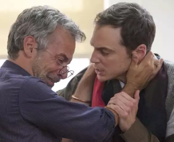 Pocas veces hemos visto a Jim Parsosn en un papel que no sea de comedia.