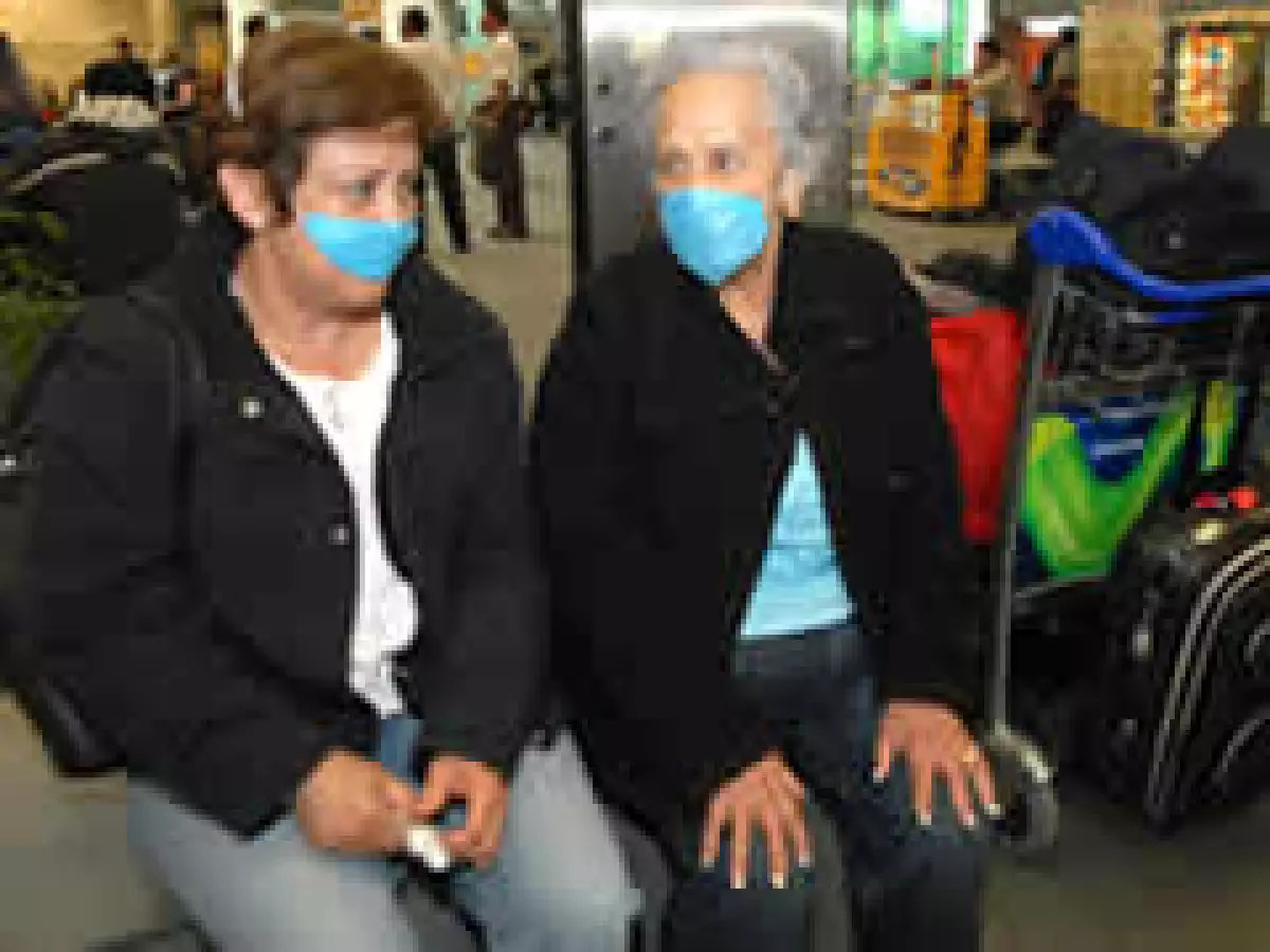 En la Terminal 2 del aeropuerto capitalino, los pasajeros ya utilizan medidas preventivas. (Foto: Notimex)