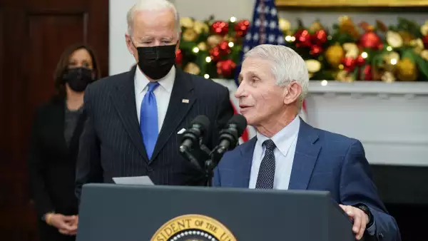 El presidente estadounidense Joe Biden y la vicepresidenta Kamala Harris (izquierda) escuchan al Dr. Anthony Fauci hablar sobre la variante Omicron en la Sala Roosevelt de la Casa Blanca en Washington, DC el 29 de noviembre de 2021 (Foto de MANDEL NGAN / AFP).