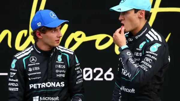 Dos pilotos de Fórmula 1 se encuentran platicando frente a frente
