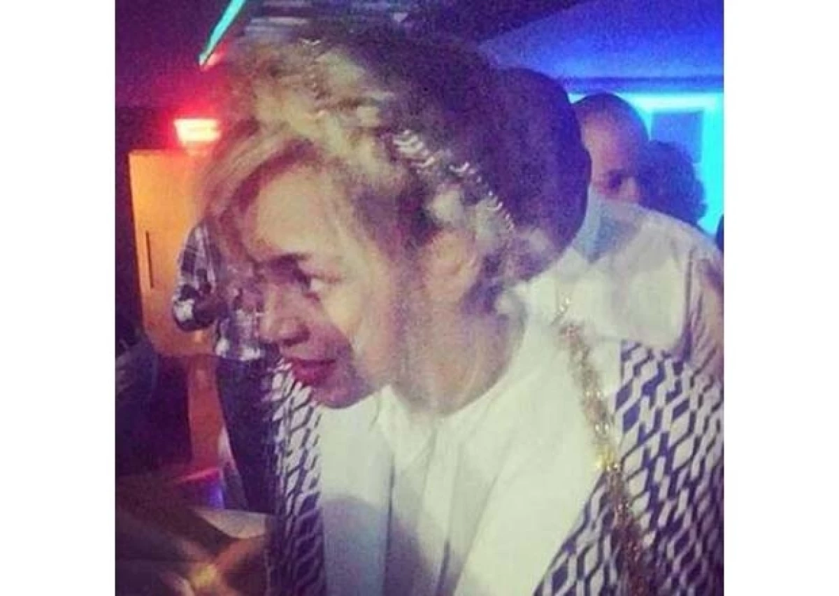 Una de las parejas más famosas del Showbiz fue sorprendida en un club nocturno de Santo Domingo. La cantante y el productor causaron revuelo a su llegada.