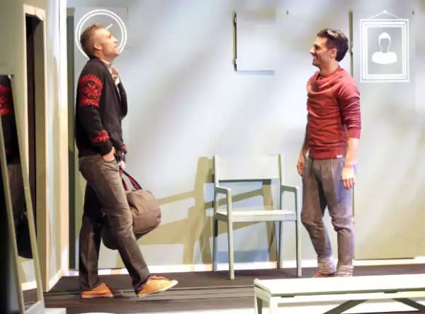 Juan Pablo Medina y Erick Elías en una de las escenas del montaje.