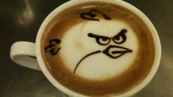 Eric necesita la cafeína necesaria para terminar esos niveles del videojuego creado por Rovio.