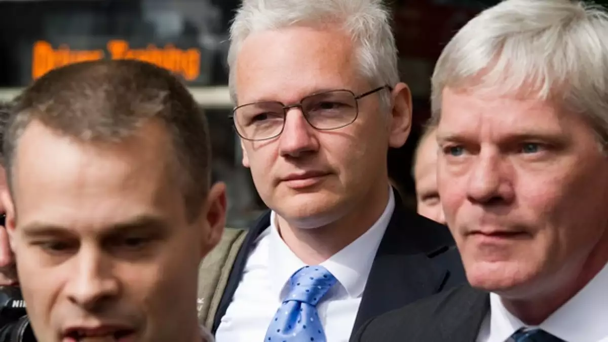 assange llega a una corte de londres