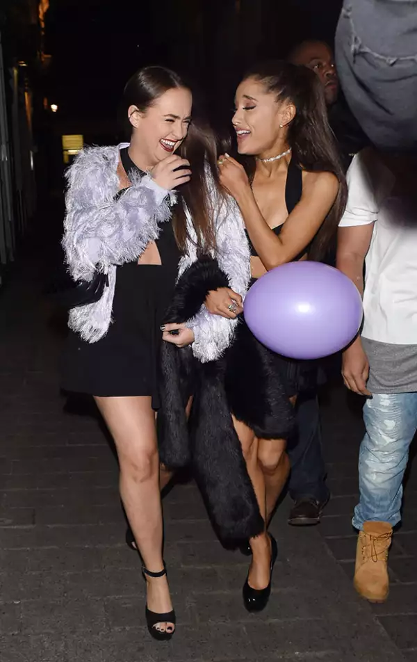 Ariana se divirtió inhalando el helio de un globo.