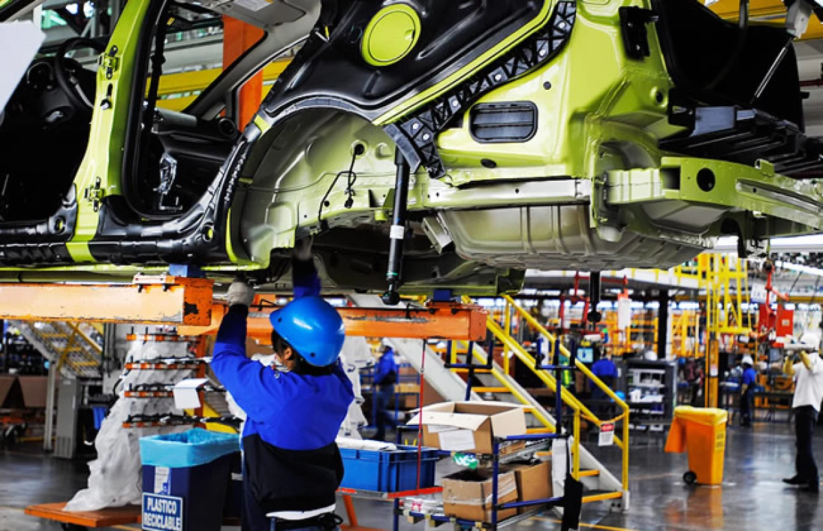 La planta cuenta con plataformas ergon�micas ajustables en el �rea de ensamble.