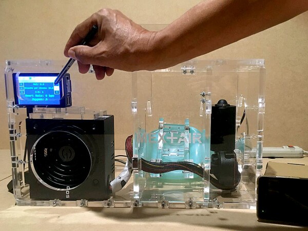 El Mex+Air cuenta con sensores de temperatura, ritmo cardíaco y porcentaje de oxígeno que se conectan directamente a la computadora para monitorear el estado del paciente y por medio de control adaptivo, poder variar la intensidad, nivel y ritmo de bombeo de acuerdo a la evolución del paciente.