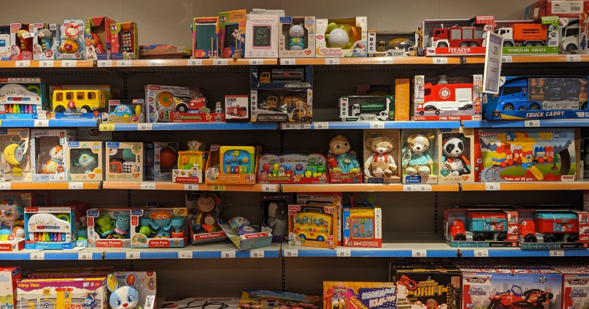 Noel Baba ve Üç Kral ucuz hediyeler bulmak için mağazaları ve pazarları ziyaret ediyor