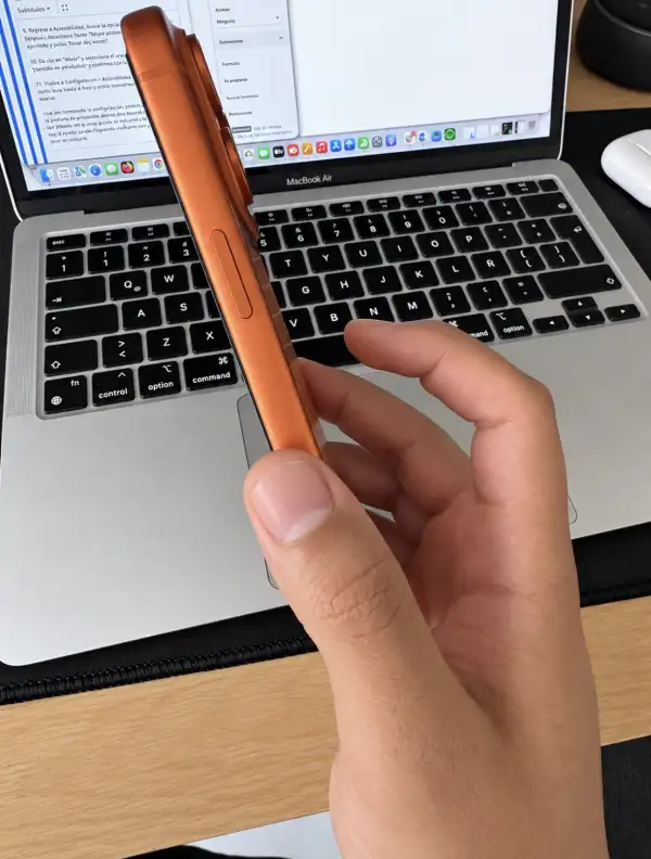 La imagen muestra el iPhone 17 Pro Max. En este escenario la mano esta señalando donde tocar para activar los atajos configurados para toque posterior.