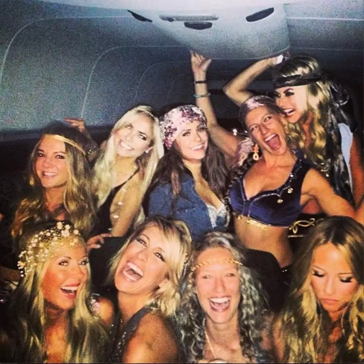 Sus amigas Ashley Benson, Julianne Hough y Nina Dobrey fueron a la siesta.