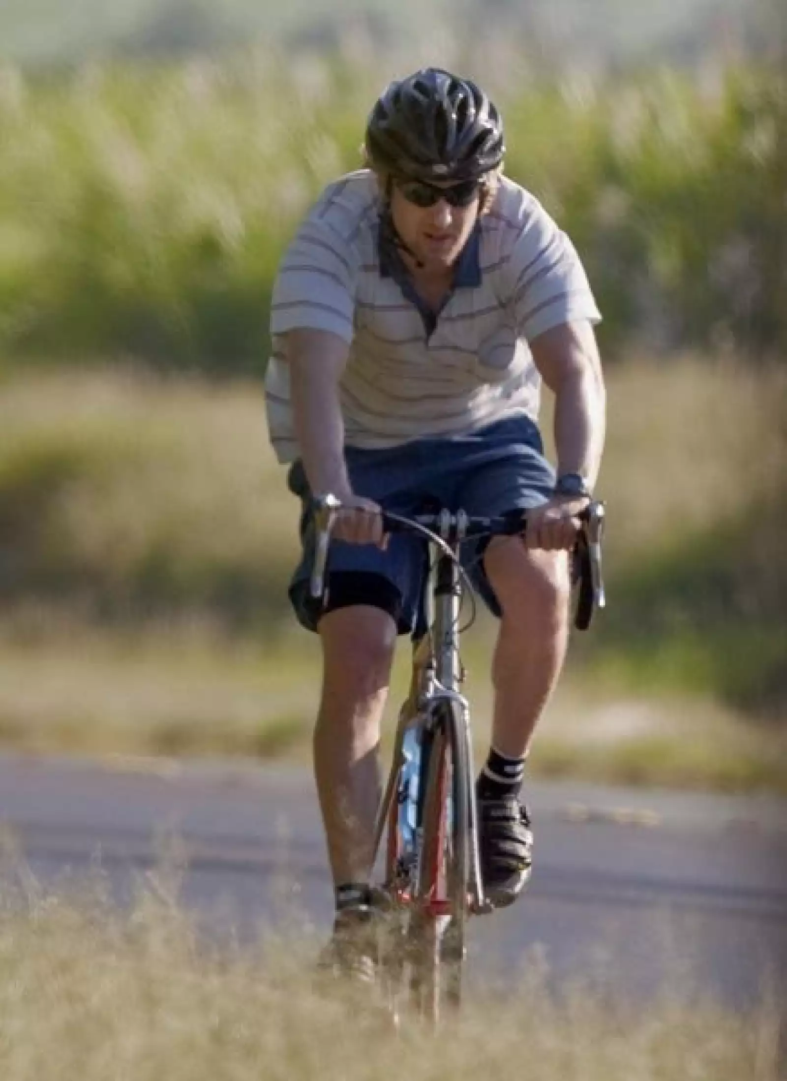 El simpático Owen Wilson es fan de andar en bici. Aquí en uno de sus paseos en Hawai.