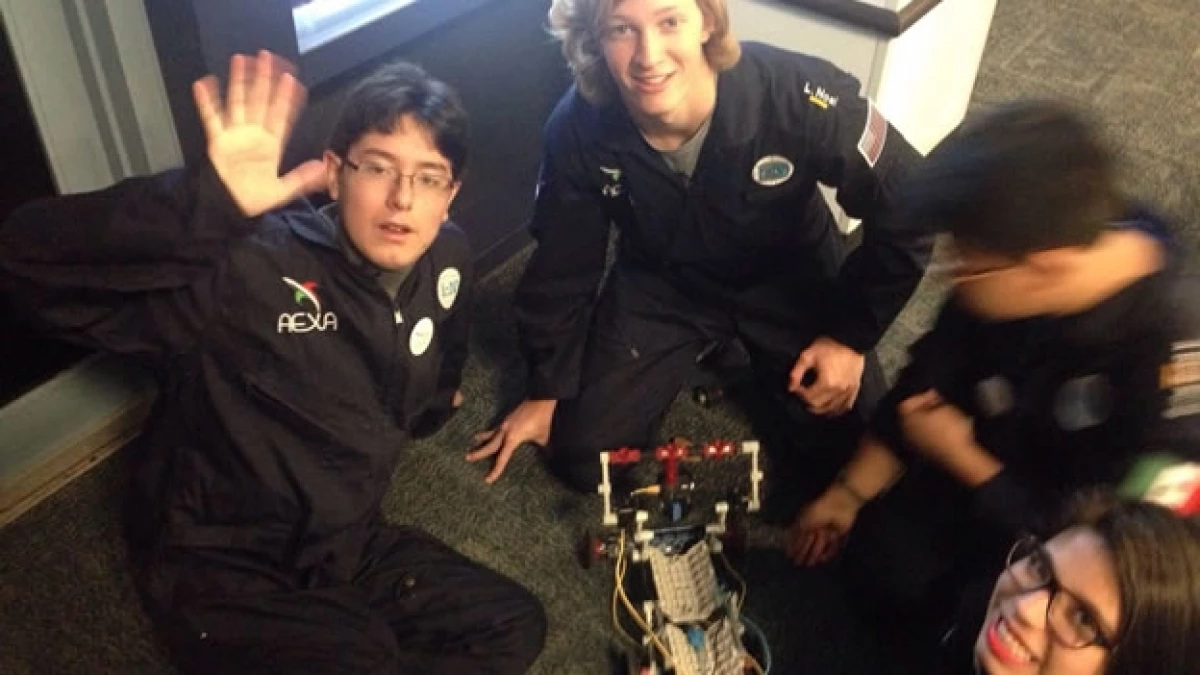 Los integrantes de la Escuela Mexicana de Robótica que ganaron un concurso de la NASA este domingo