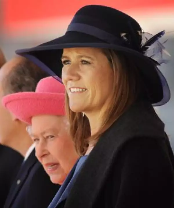 Margarita Zavala vistió un traje sastre azul, abrigo y un sombrero.